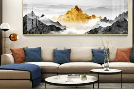 新中式客厅餐厅装修挂什么装饰画？背靠金山 大气招财 金色山水画图片