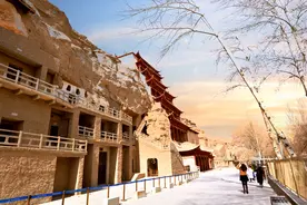 敦煌旅游晚上打卡好去处，沙洲夜市汇集各种小吃，充满西域风情图片