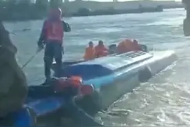 突发！石家庄平山县一大巴车坠入河中图片