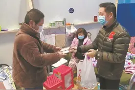 2020 这一年 这一城｜与病毒较量逆行成勇士，为大城重振乐当店小二，“蓝衣军团”铁骨柔情守初心图片