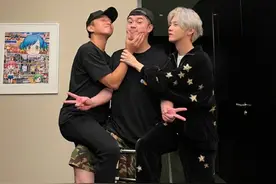 邓超鹿晗探望陈赫，超哥在线吐槽陈赫的脚最丑，三人肤色对比强烈图片