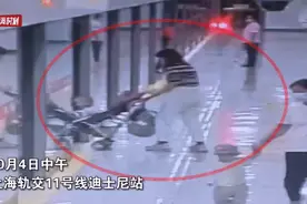 一妈妈把宝宝推进地铁后，转身去拿行李…没想到意外发生了！图片