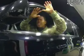 他身披军装为美国拼命，仍遭暴力种族歧视，委屈高喊：怎可这样图片