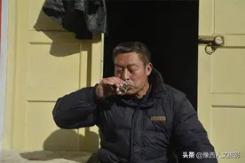 栾川大叔在家自酿五粮液，酒糟喂猪，年存酒4吨，却因一事心酸图片