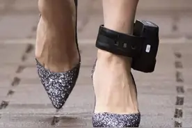 电子脚镣戴1000多天是什么感受？睡觉洗澡都不能摘，还得按时充电图片