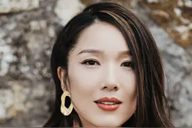 李亚男脏南瓜唇色超抢眼，黑色连体裤外搭休闲西装干练飒爽图片