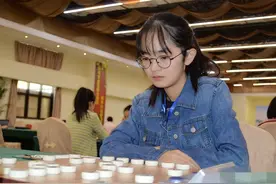 她是象棋超级美少女，14岁下全国赛，15岁夺冠，与王天一四次称霸图片