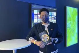 霍启刚穿百元外套化身洗头小哥，为老婆按摩头皮，郭晶晶笑容太甜图片