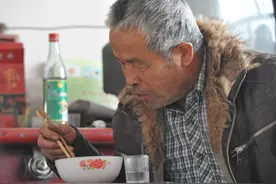 白酒一喝就醉？行家说出正确喝法：这样喝酒不上头，快学起来吧图片