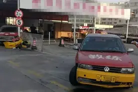 珠海某学员驾校内练车竟开成“碰碰车”！连撞两台教练车！车损严重....图片