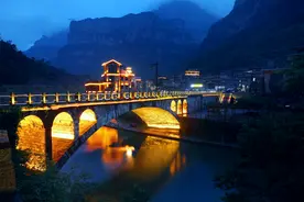 雨中峡谷，夜色小镇，灯火阑珊如仙界图片
