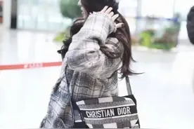 上帝肯定吻过鞠婧祎的腿，当她穿上长筒袜，严重怀疑自己的眼睛图片