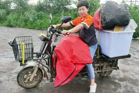 三伏天里一身汗，“最美快递员”顾不上擦防晒，黑得孩子直呼“不认识”图片