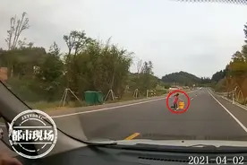 江西：8岁小女孩横穿马路，被小车撞飞！画面令人揪心图片