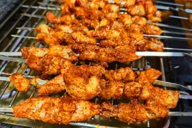 烧烤店的烤肉为啥好吃？烧烤师傅说出实情，原来肉都被“处理”了图片