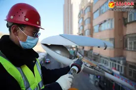 修缮小巷路灯照亮回家路图片
