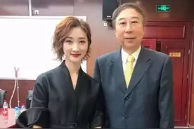 62岁冯巩老师，隐瞒35年“娇妻”是她，儿子近照被曝光图片