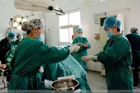 分娩结束，产妇说“嗓子痒想咳嗽”，大夫听了立刻变脸：准备抢救图片