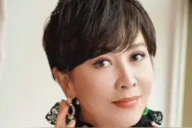 她是气场女王，她的珠宝赫赫有名，翡翠也是件件非凡图片