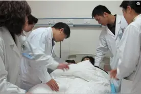 实拍妇产科男医生：在他们眼里没有性别之分图片