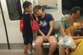 5张照片展现孩子对父母的爱，心酸又温暖，这种爱也是种本能图片