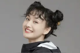 郑爽泡面刘海双丸子头可爱满分 黄色雨靴珍珠泪妆清爽减龄图片