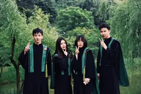 专科生穿“学士服”拍照，本科生疑惑不解，没有学士学位也能穿吗图片