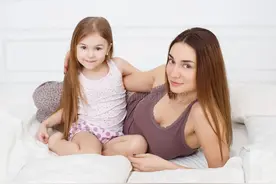 女宝内裤上有黄色分泌物，正常吗？怎么办？日常护理要注意什么？图片