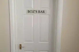 国外男子瞒着妻子8年在车库修建秘密基地，妻子发现推开门后呆住图片