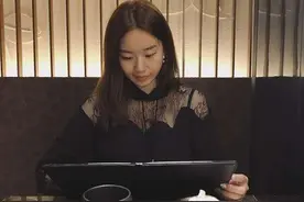 孟非罕见晒女儿照！23岁穿衣时髦圆脸太像爸，父女俩揽肩画面有爱图片