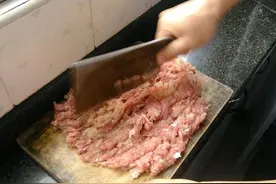 “你剁肉吵到我孙子午休了”，奶奶上门质问，邻居的做法大快人心图片