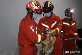 这条蛇“不正经” ！女子洗澡时险些被咬图片