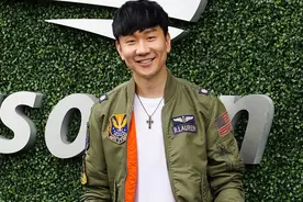 林俊杰哪里像快四十岁？绿衣夹克休闲感十足，酒窝甜甜图片