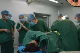 “最强新生婴儿”，脐带没剪断站起来就要跑，医生差一点没抓住图片
