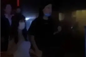 李小璐穿性感吊带紧身衣逛酒吧，整个人看起来清爽同时不失小性感图片