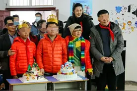 54岁主持人金龟子近照，短发未变难掩老态，满脸疲惫坚持做公益图片