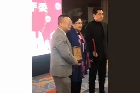 70岁斯琴高娃走路蹒跚，陈宝国搀扶，两人差6岁却靠演母子出名图片