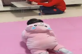 哥哥玩游戏屡遭妹妹"打扰"，跟妹妹斗智斗勇，宝爸笑到直不起腰图片