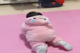 哥哥玩游戏屡遭妹妹"打扰"，跟妹妹斗智斗勇，宝爸笑到直不起腰图片