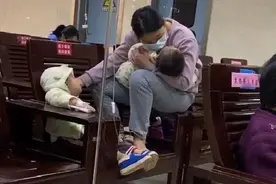 宝妈输液室独自照顾两个宝宝，网友看得鼻头发酸，孩子爸爸呢？图片