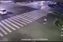 小车飞速通过斑马线，过路行人被瞬间撞飞。图片
