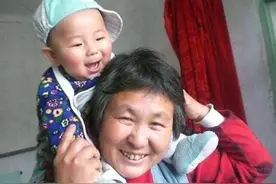 6岁女儿送去奶奶家，两个月后再见女儿时，宝妈心疼宝爸笑弯了腰图片