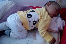 带娃睡觉总被“踢醒”，孩子睡觉“来回滚”，不只是淘气而已图片