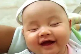 宝宝睡觉时“偷笑”，除了代表聪明外，还是宝宝发出的求救信号图片