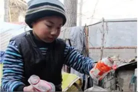 拾荒老人李文达在垃圾箱拾到弃婴，长大后小男孩的话让人听了落泪图片