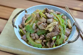 巨下饭的肉片炒苦瓜，是我家40年的经典菜，和这两菜同炒更有滋味图片