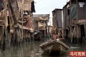 这就是非洲最大的水上贫民窟：小孩出生就会游泳，一辈子没出去过图片
