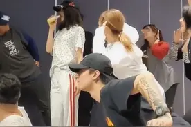 张韶涵彩排曝光，朴素毫无明星样，四处捞金人气高致交通瘫痪图片