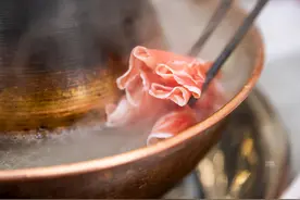 生完孩子13天，家人安排火锅解馋，坐月子期间到底该怎么吃？图片