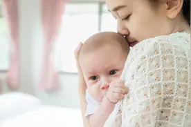 宝宝性格从娘胎里就已形成，出生后三个细节，判断娃内向还是外向图片